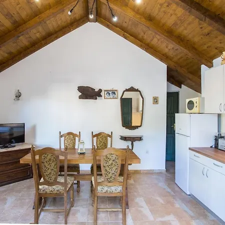 House Macic Nyaraló *
